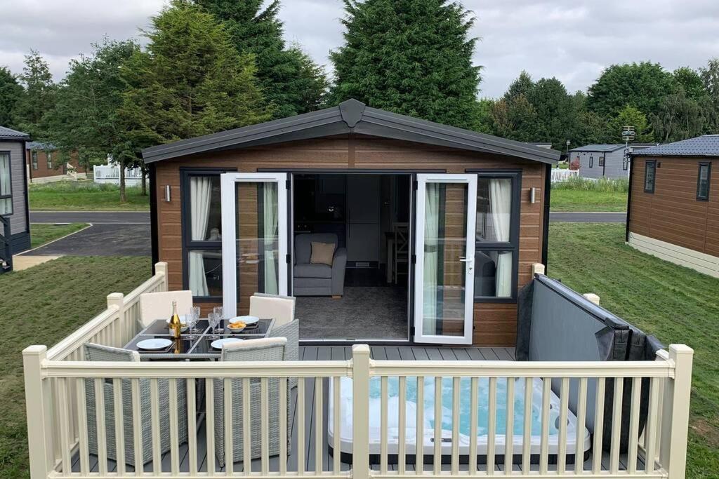 Nightingale Lodge With Hot Tub Barmby on the Moor Exteriér fotografie